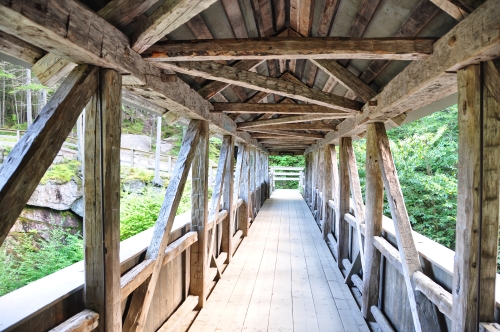 Free Picture: Photo of the Sentinel Pine Bridge, an old covered wooden bridge, a footbridge in the White Mountain Forest.