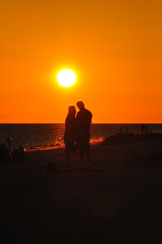 hugging couple silhouette